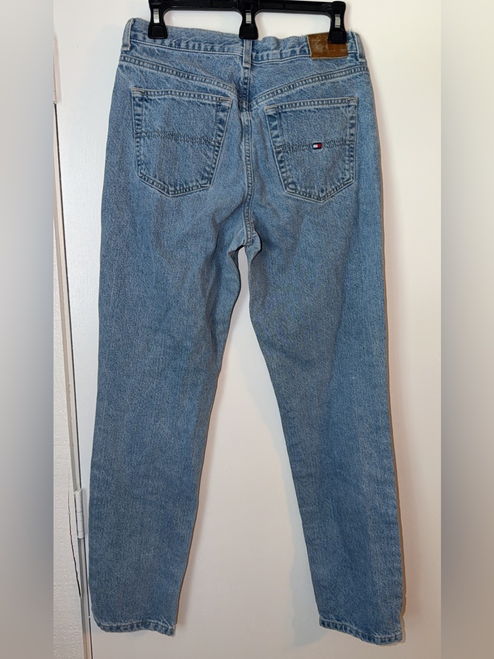 Vintage Tommy Hilfiger women’s Light Wash Blue Slim Straight Jeans size 6